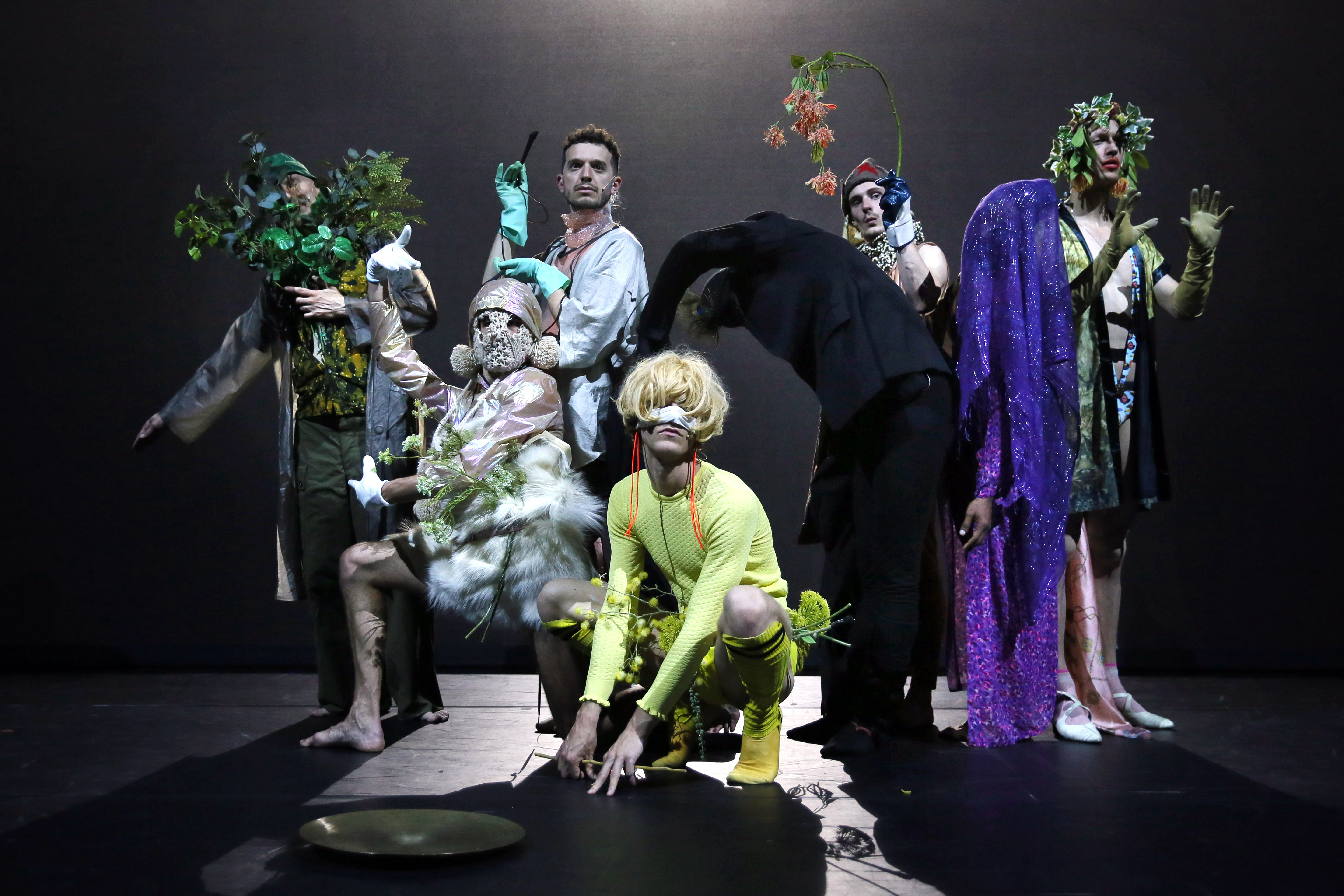 (8: METAMORPHOSIS © Anja Beutler, met Felix Schellekens, Timo Tembuyser, Arnout Lems, Rob Polmann, Dominic Krämer, Sebastian Pedersen, Frank Rosaly, Christian Guerematchi)