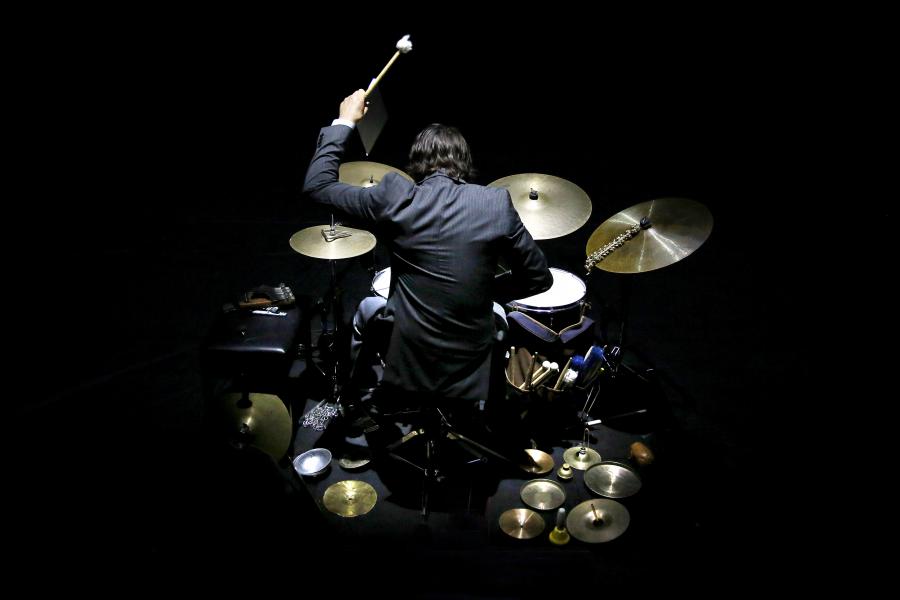 Drummer slaat op de drum