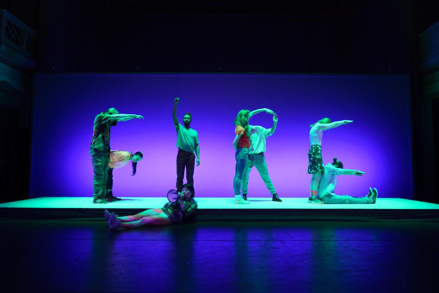 De dansers van OUR HOUSE IS ON FIRE schrijven met hun lichaam FIRE.