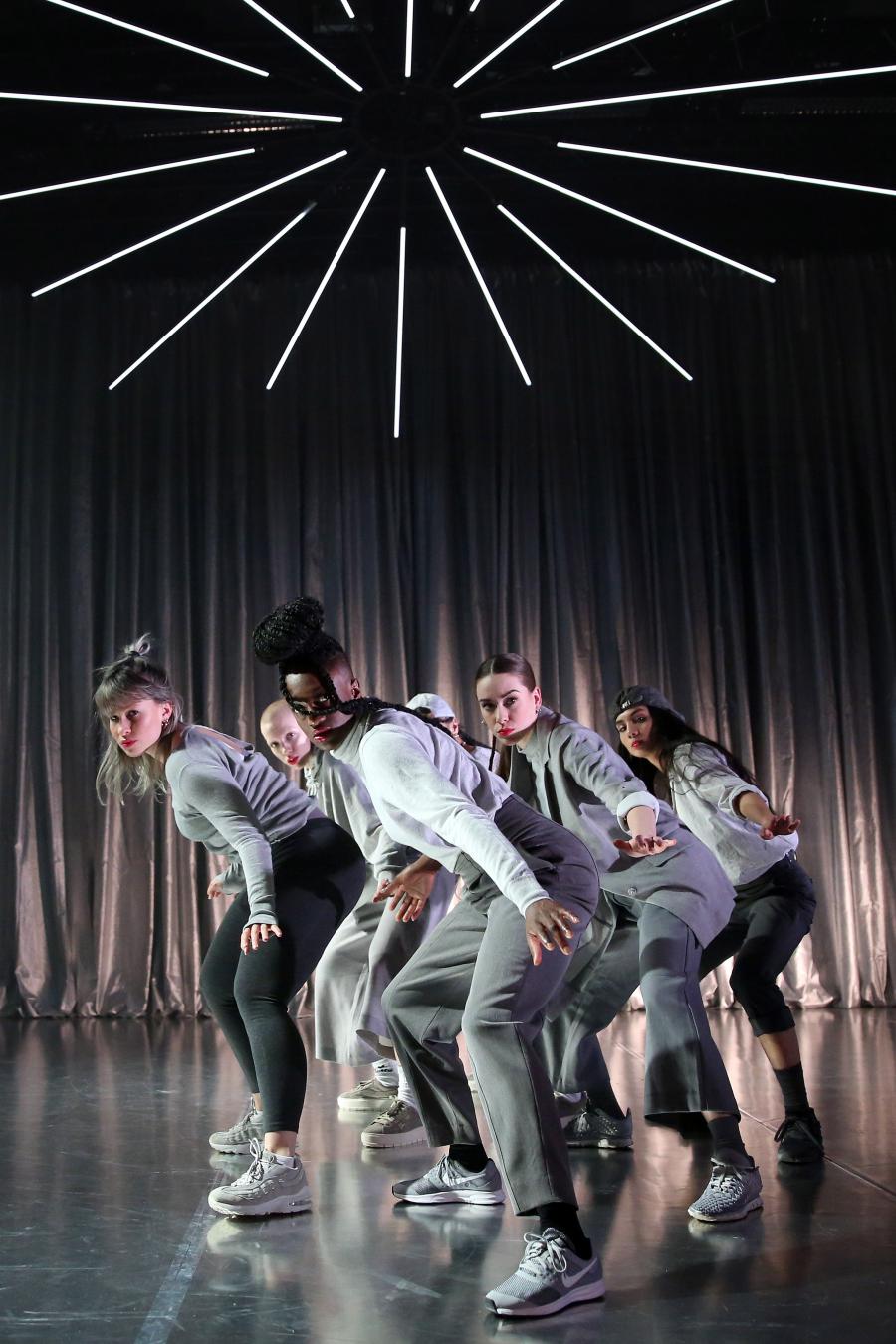 Zes danseressen dansen in formatie 