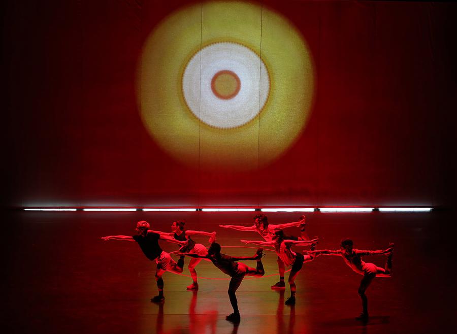 cirkel projectie en dansers met benen omhoog 