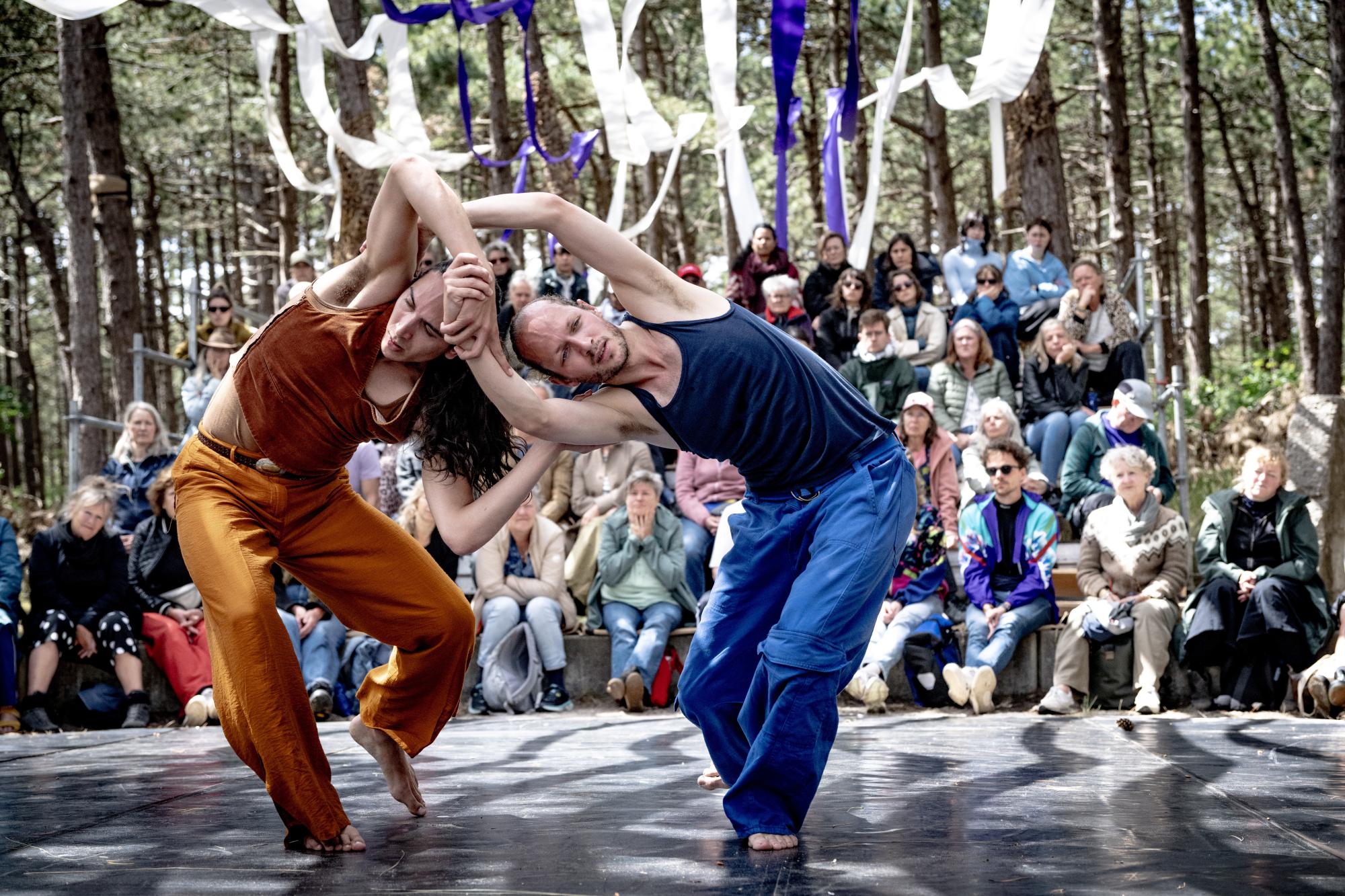 Rob Polmann en Montana Summers in ROOM IN OUR HOUSE - Nicole Beutler Projects & Rematriation