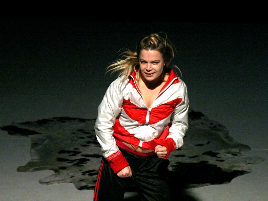 Vrouw in rood met wit jasje danst